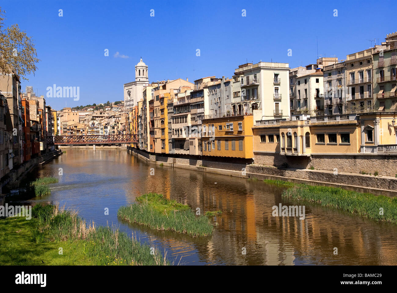 Spanien, Katalonien, Costa Brava, Girona, alten Gebäude an den Ufern des Rio Onyar mit Kathedrale Santa Maria in der Stockfoto