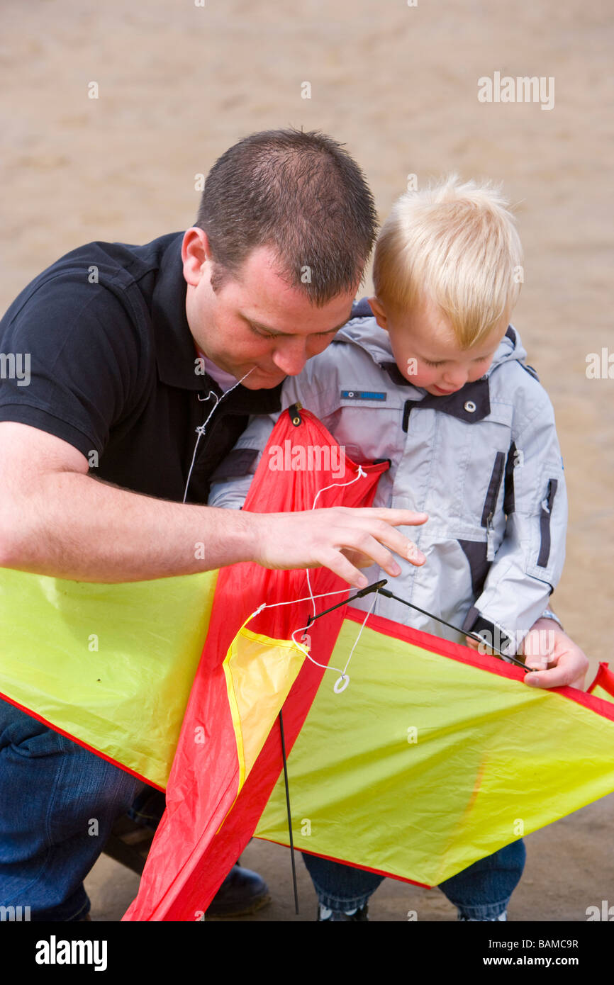 Familie Festsetzung einen Kite für ihren kleinen Sohn. Stockfoto