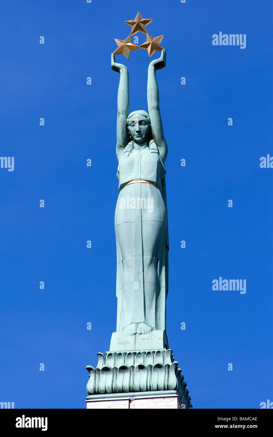 Lettland (Baltikum), Riga, das Freiheitsdenkmal aus dem Jahr 1935, die drei Sterne in den Händen des jungen Mädchens symbolisieren die Stockfoto