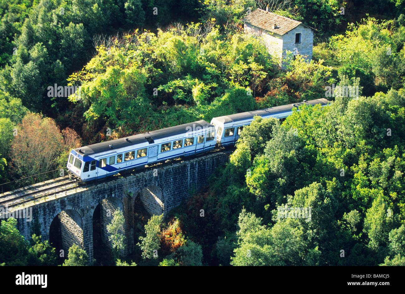 Frankreich, Corse du Sud, Kleinbahn zwischen Ajaccio und Tavaco, korsische Eisenbahn (Luftbild) Stockfoto