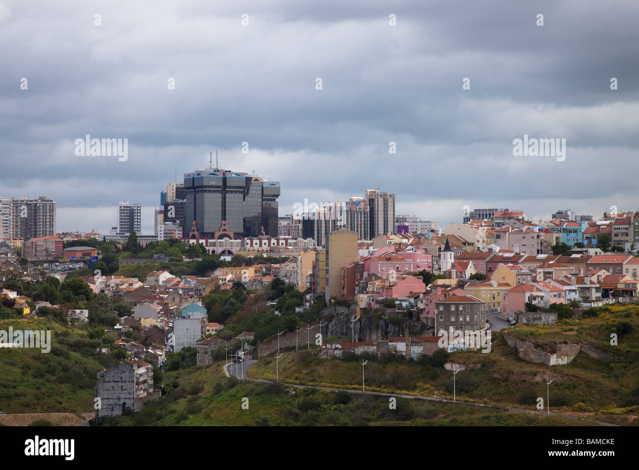 Offener Blick über Lissabon Stadt an einem bewölkten Himmel, Lissabon, Portugal Stockfoto