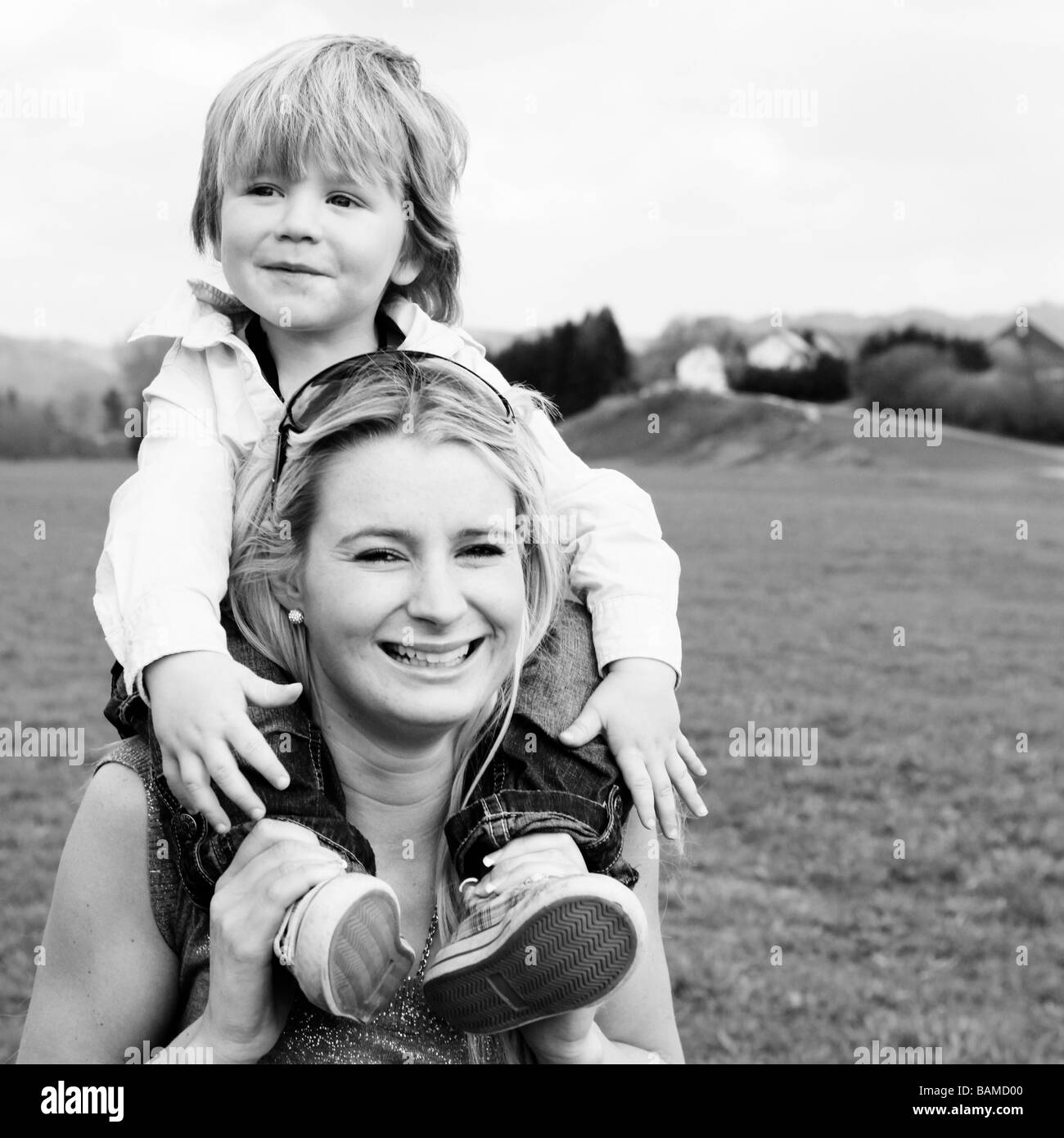 Mutter und Sohn Spaß im freien Stockfoto