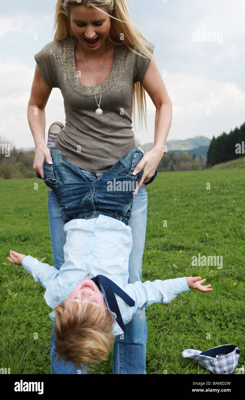 Mutter und Sohn Spaß im freien Stockfoto