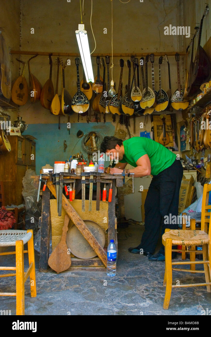 Gitarre-Werkstatt in der alten Stadt Rethymno Kreta Griechenland Europa Stockfoto