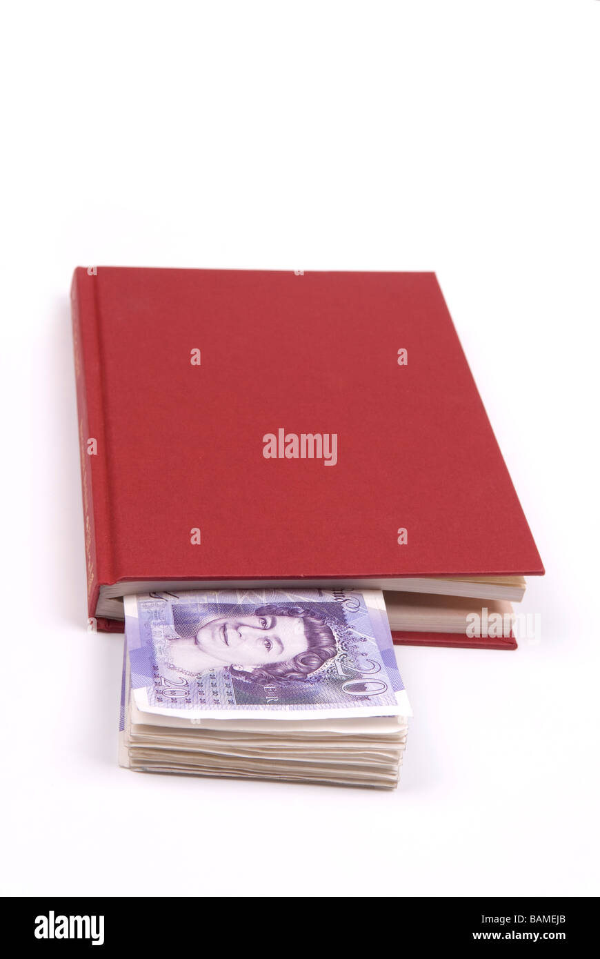 Stapel von britischen Geld in Buch Stockfoto