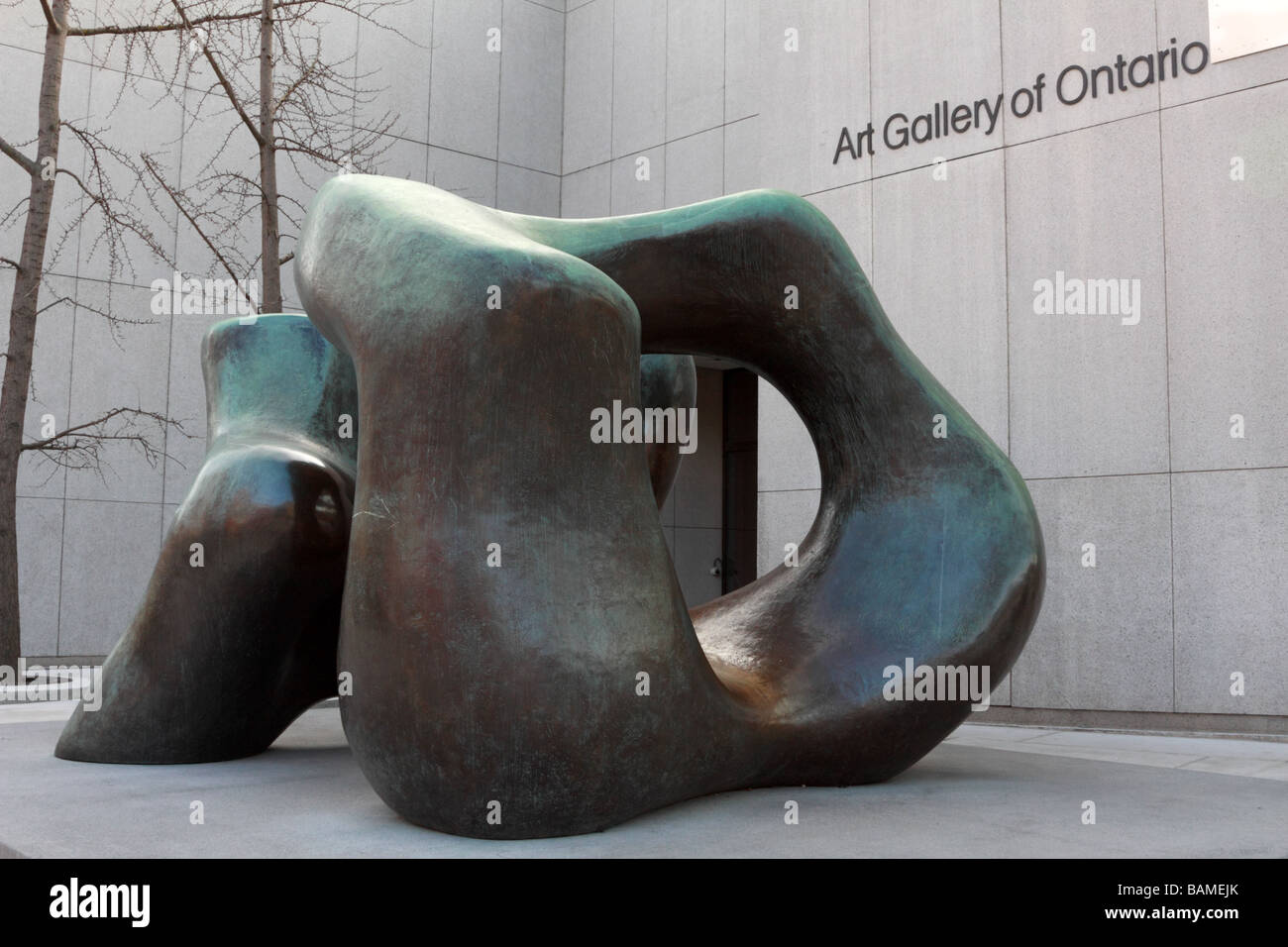 Bronze Skulptur zwei große Formen 1966 bis 1969 von Henry Moore außerhalb der Art Gallery of Ontario in Toronto Stockfoto