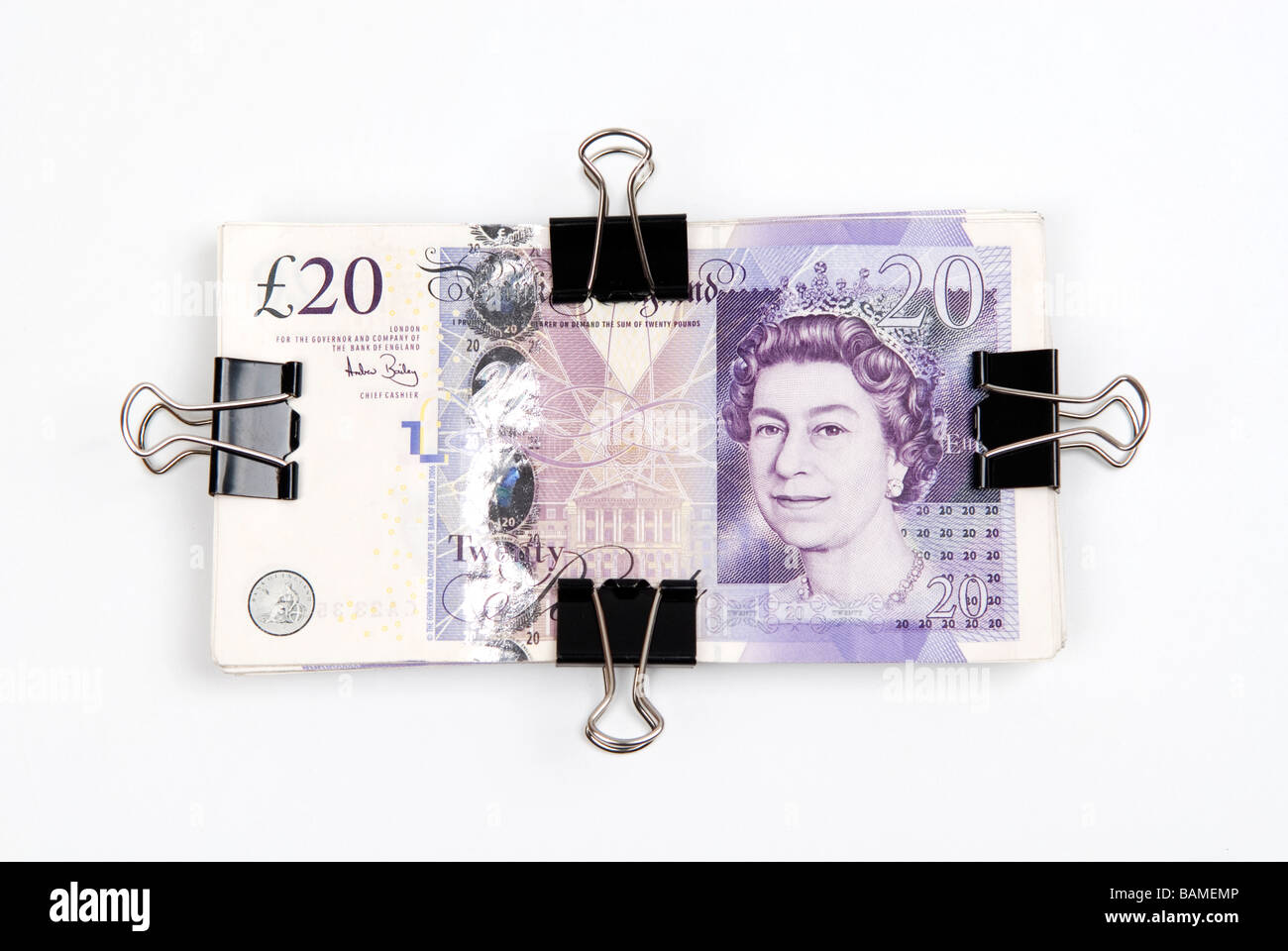 Britisches Geld begrenzt mit Büroklammern Stockfoto