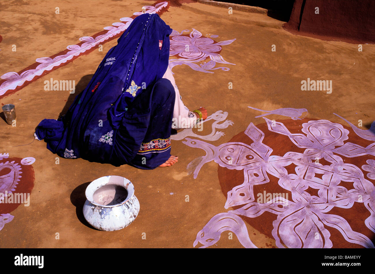 Indien, Rajasthan State, Dorf in der Nähe von Tonk, Frau Gemälde auf dem Boden machen genannt Mandana Stockfoto