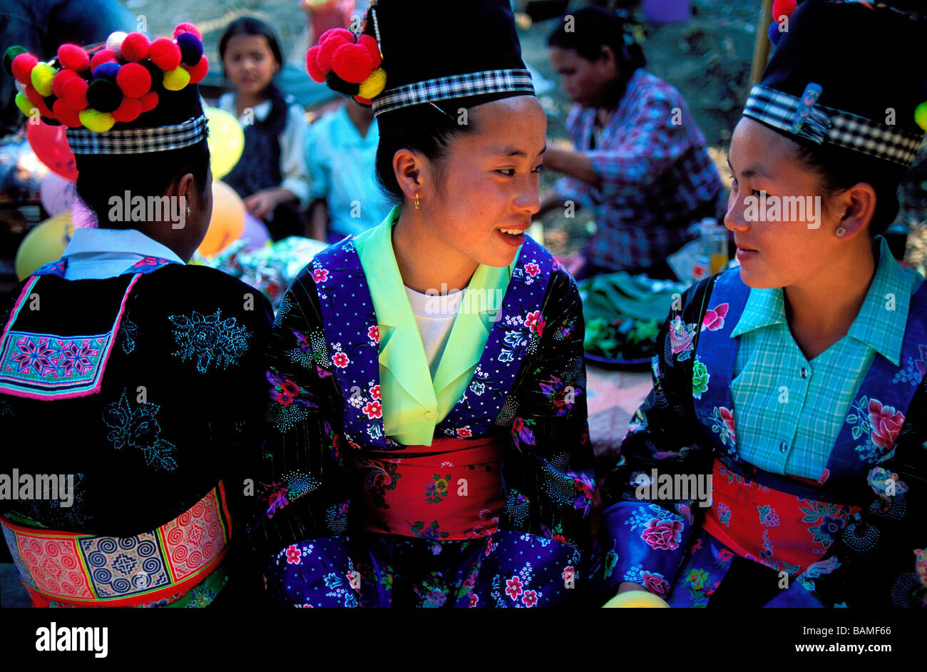Laos, Luang Prabang, Hmong-Minderheit, Hmong Frauen reden Stockfoto