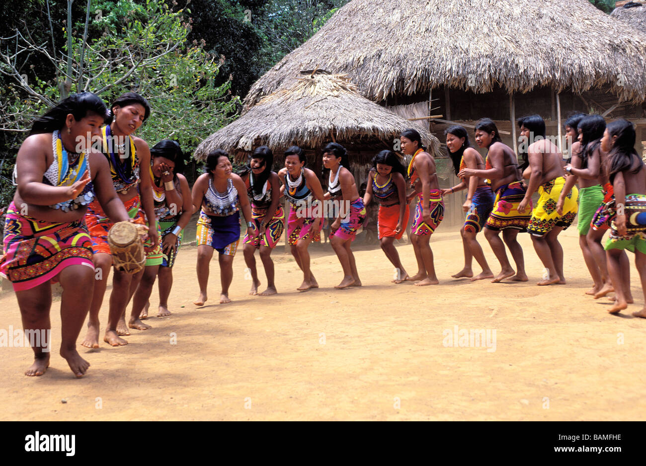 Panama, Panama und Doppelpunkt Provinzen, Chagres National Park, Parque Nacional Chagres, Embera Indianer tanzen Stockfoto