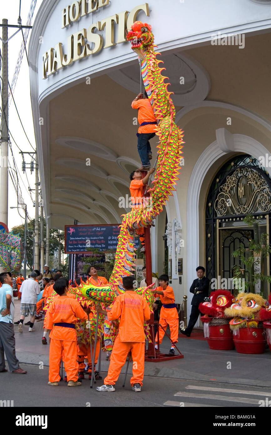 Vietnamesische Drachentanz vor das Hotel Majestic während Tet Lunar New Year Feierlichkeiten in Ho-Chi-Minh-Stadt-Vietnam Stockfoto