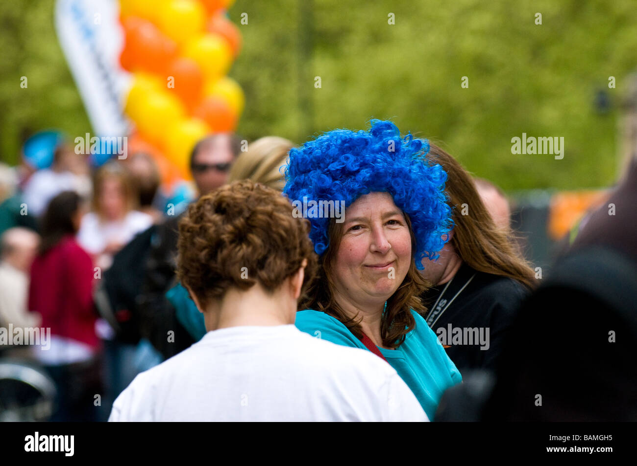 Eine weibliche Zuschauer trägt einen blauen Perücke an der London Marathon. Foto von Gordon Scammell Stockfoto
