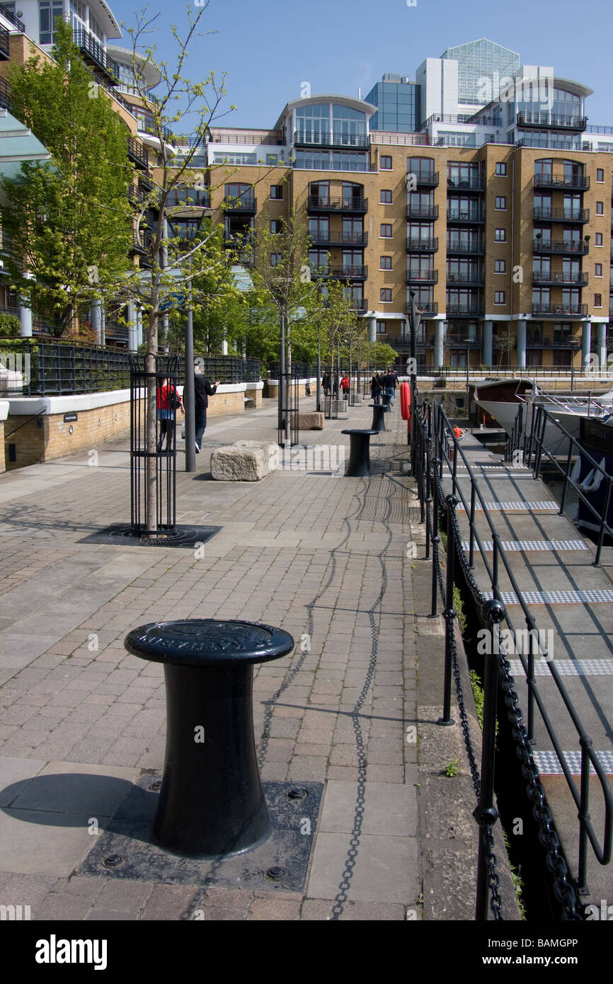 alten Festmacher Poller Gehweg Pfad Dockside St Katharines Dock Themsepromenade Norden bank Fluss Themse london Stockfoto