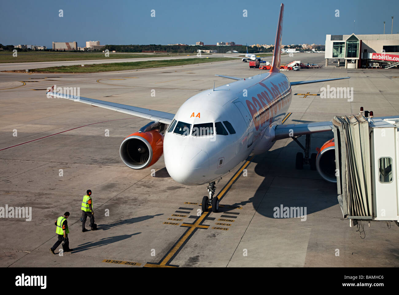 EasyJet Flugzeug nähert sich Terminal mit Bodenpersonal in ...