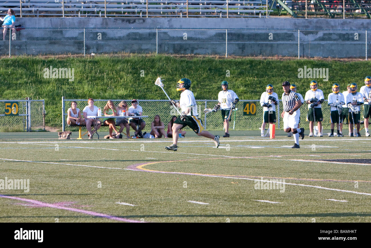 Ein Nachmittag Varsity Highschool Boys Lacrosse Spiel. Stockfoto