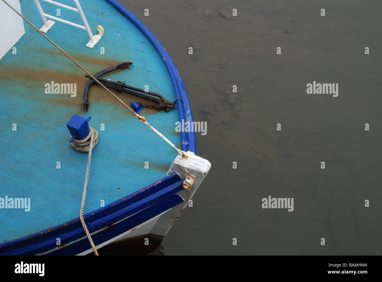 Boot in St Andrews Harbour, Fife, Schottland, von oben mit flachem Wasser Stockfoto