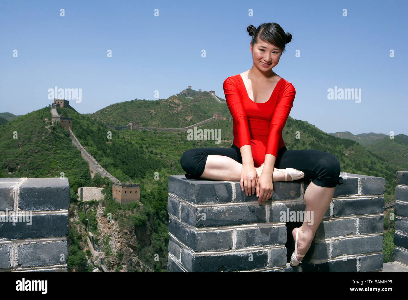 Porträt der Turnerin auf der chinesischen Mauer Stockfoto
