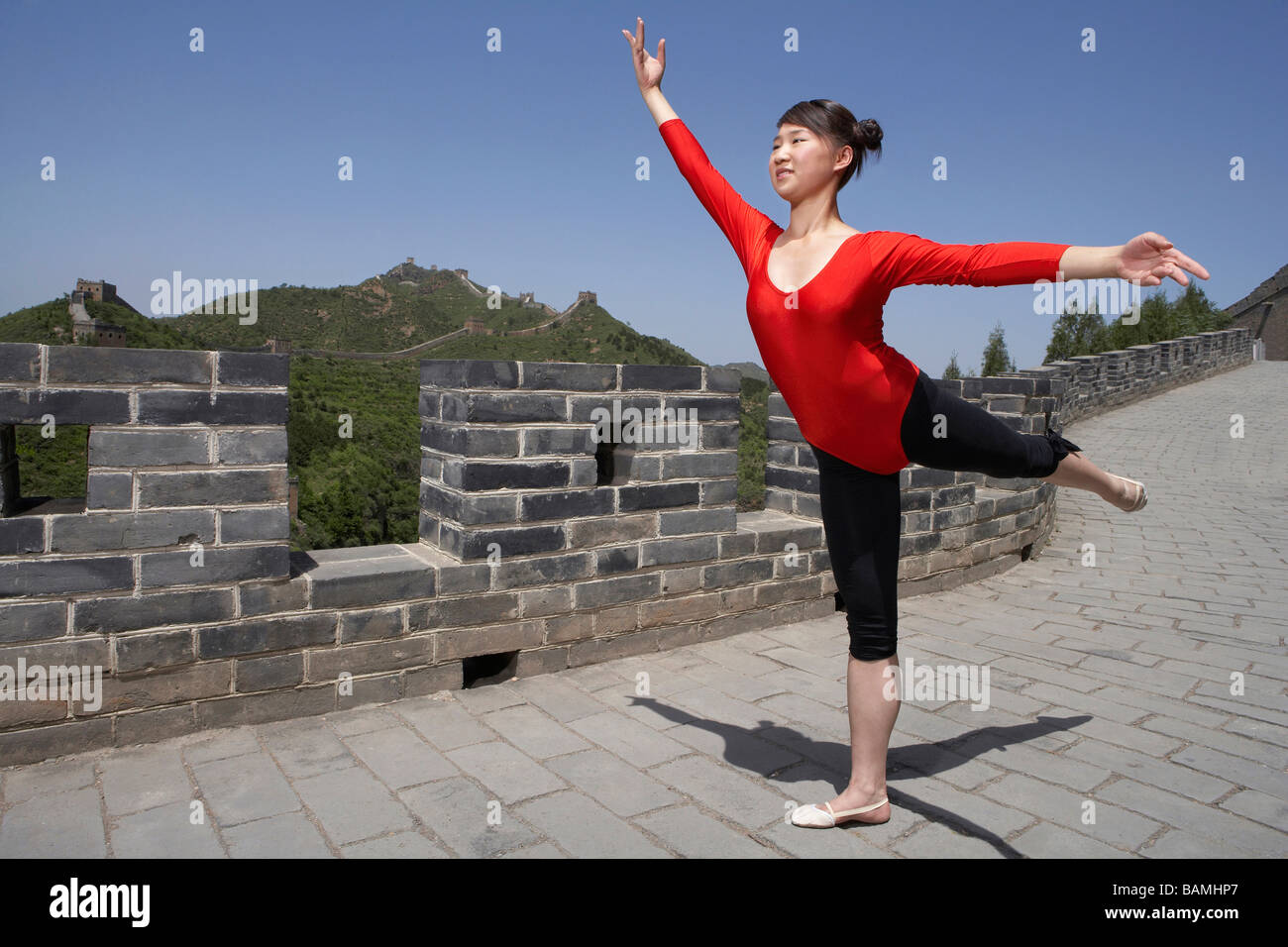 Porträt der Turnerin auf der chinesischen Mauer Stockfoto