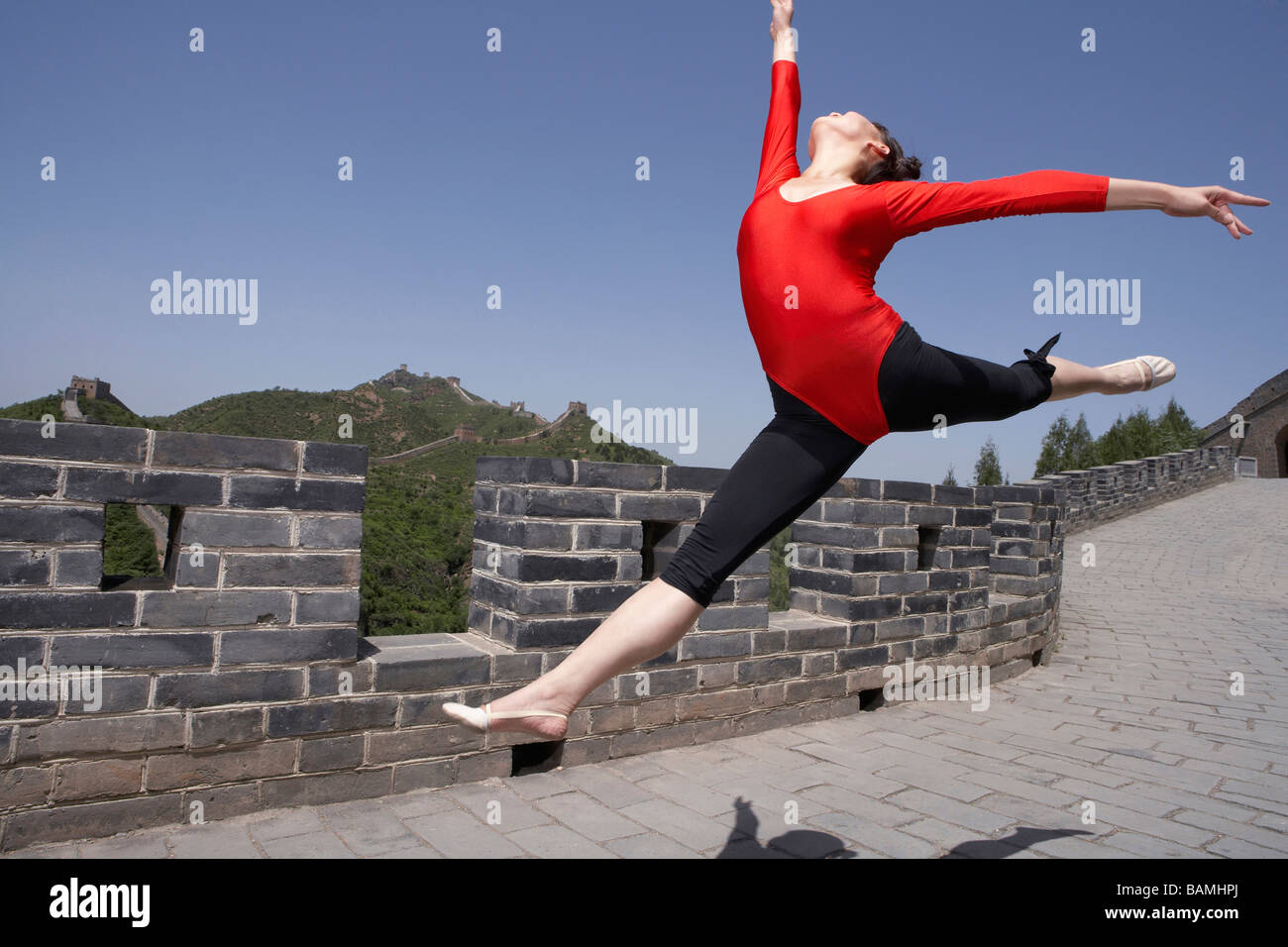 Porträt der Turnerin auf der chinesischen Mauer Stockfoto
