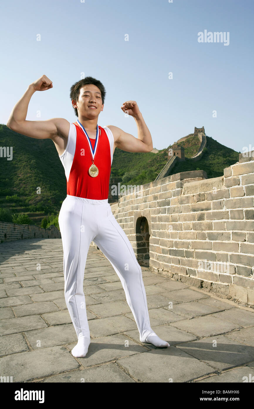 Sportler, die Muskeln auf der chinesischen Mauer Stockfoto