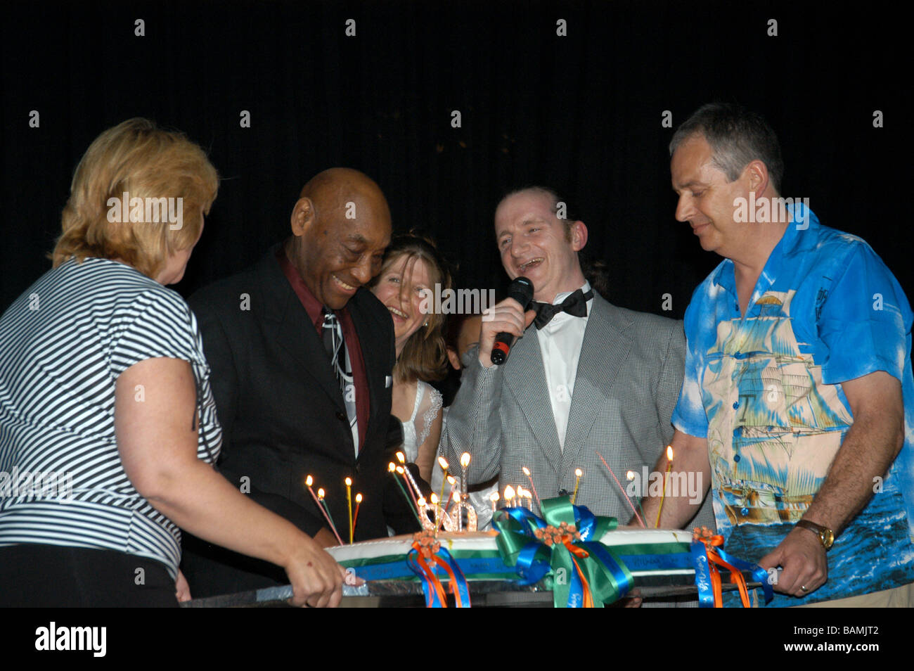 Frankie Manning mit Früh feiern 90. Geburtstag bei "Jumping at the Woodside' (JATW) Gloucester, Großbritannien 2004 (26. Mai 1914 - 27. April 2009) Stockfoto