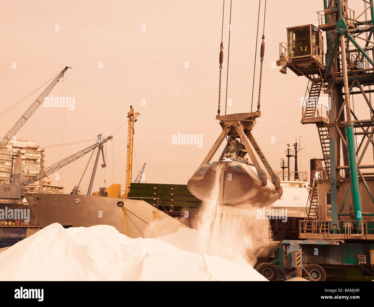 Hafenkran heben Phosphate in Schiff im Hafen von Málaga, Spanien; Kran heben Phosphate in Schiff Stockfoto