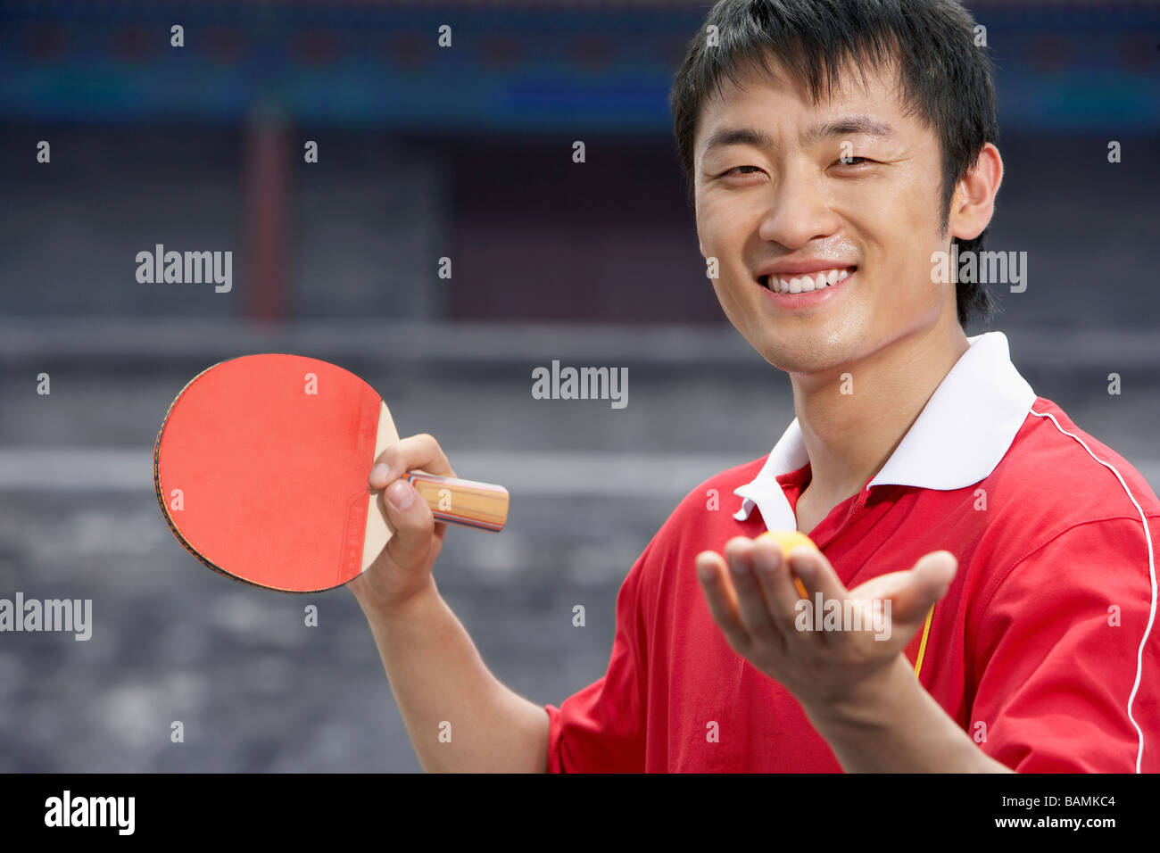 Porträt von Ping-Pong-Spieler mit Ball und Schläger Stockfoto