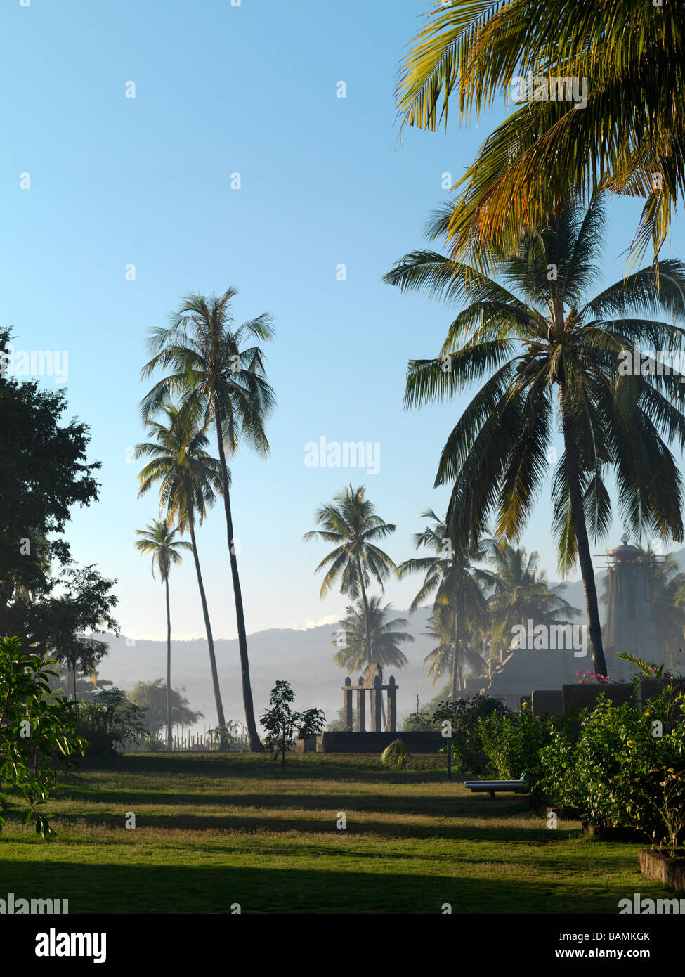 Die Palme bedeckt Gründen ein Strandresort auf Lombok Indonesien Stockfoto