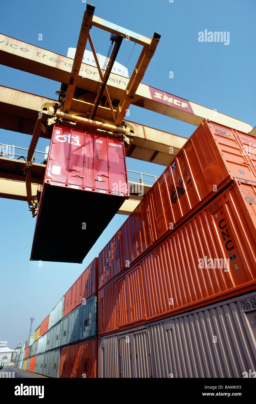 Containerisierte Fracht hob mit einem Kran in Paris Frankreich industrielle Hof Stockfoto