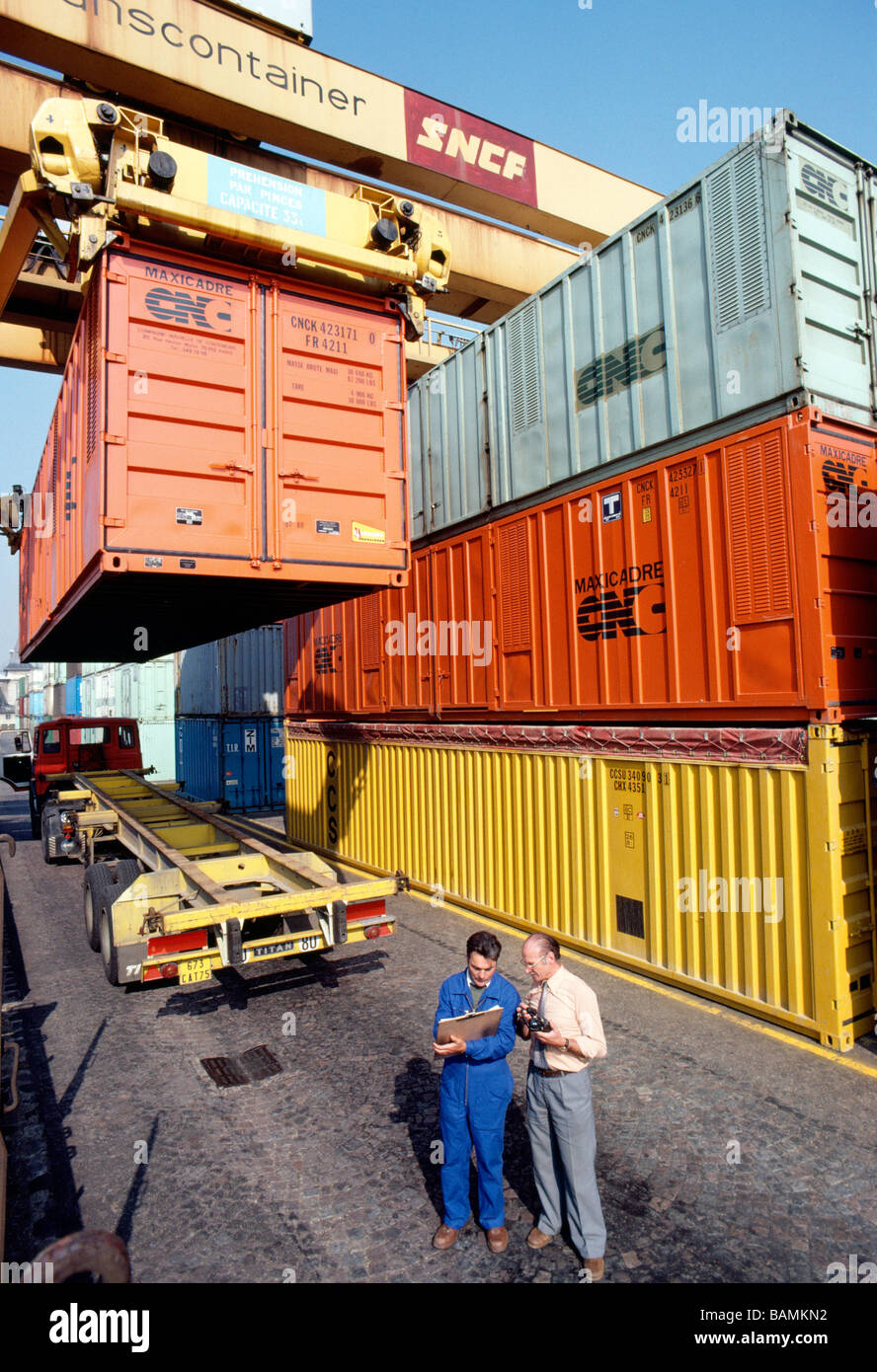 Containerisierte Fracht hob mit einem Kran in Paris Frankreich industrielle Hof Stockfoto
