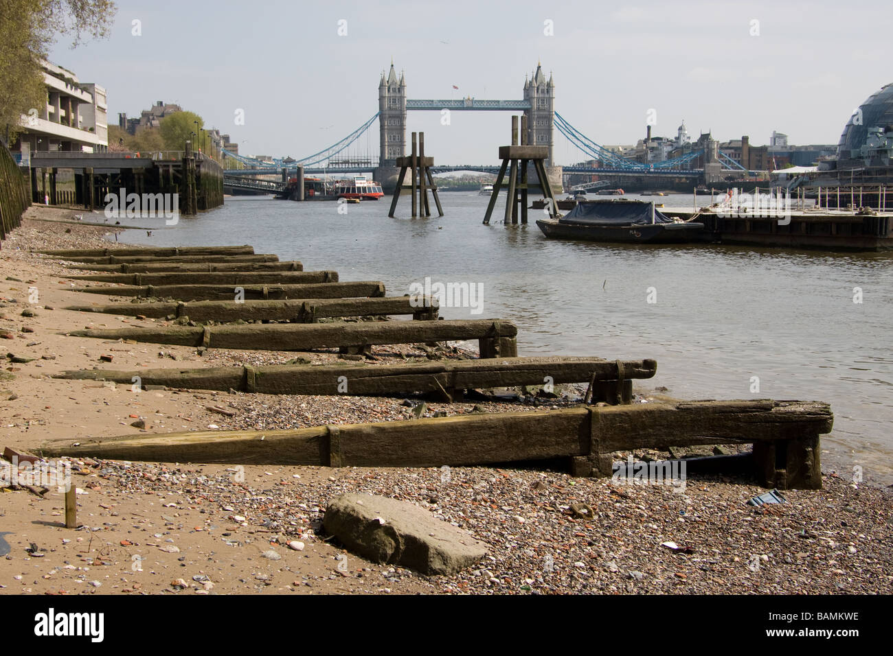 Tower Bridge von Zollhaus Flussbett Liegeplätze Bürogebäude Thames Path Norden Bank Fluss Themse london Stockfoto