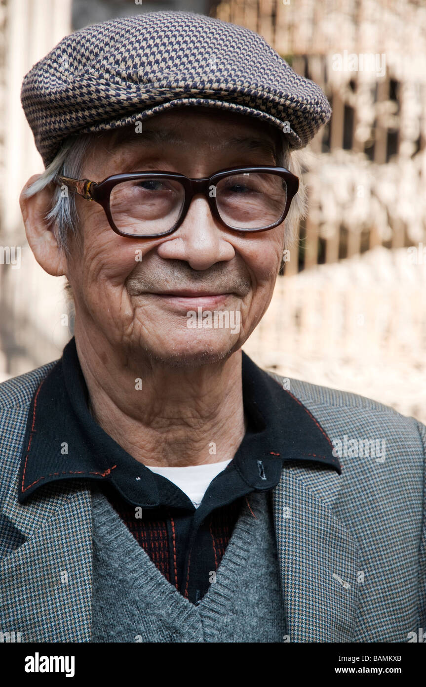 PORTRÄT DES ALTEN UND LEIDENSCHAFTLICHE PROFESSOR FÜHREN TOUREN BEI SANSIA TEMPEL IN TAIWAN Stockfoto