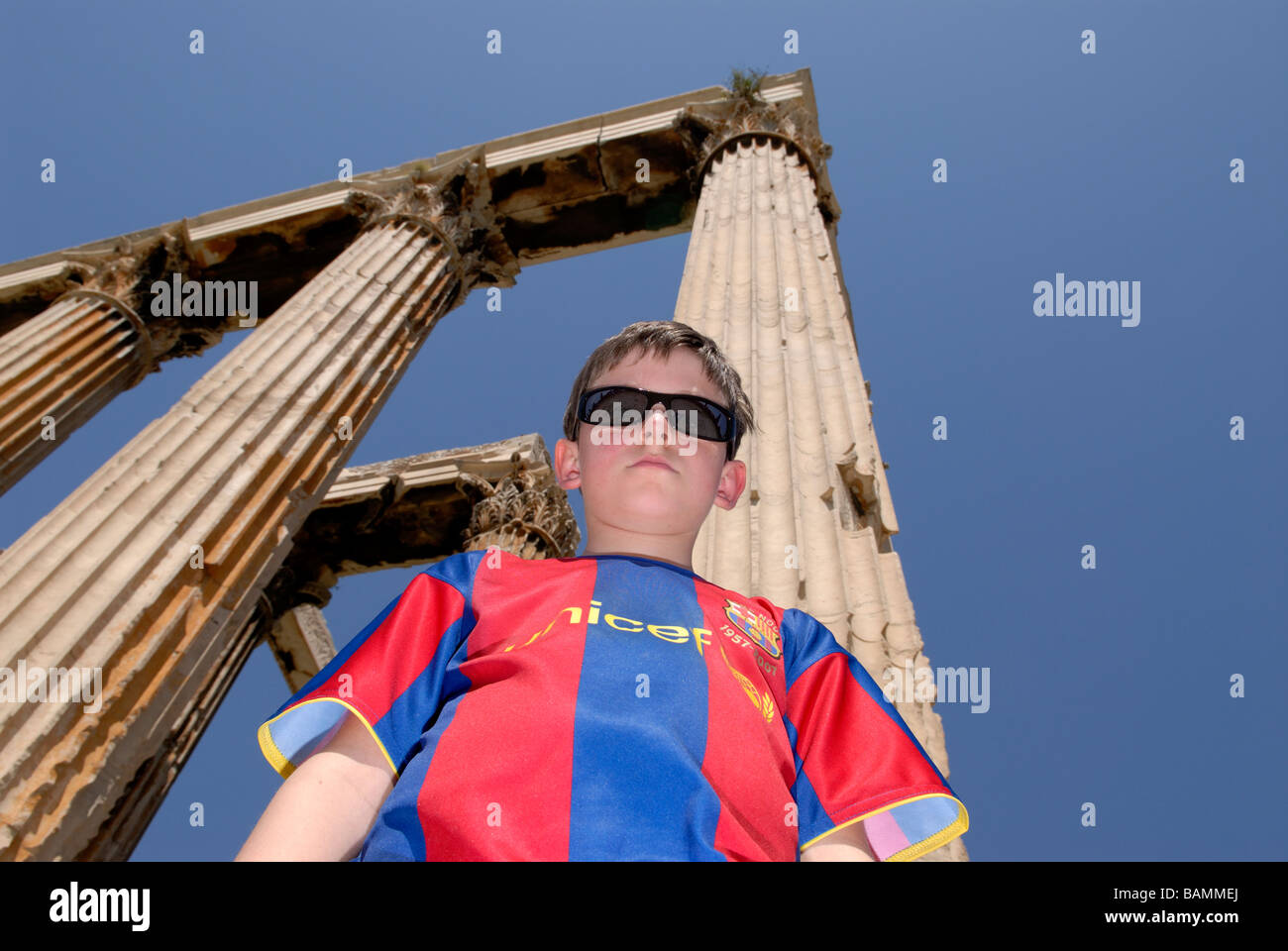 JUNGE IM TEMPEL DES OLYMPISCHEN ZEUS Stockfoto