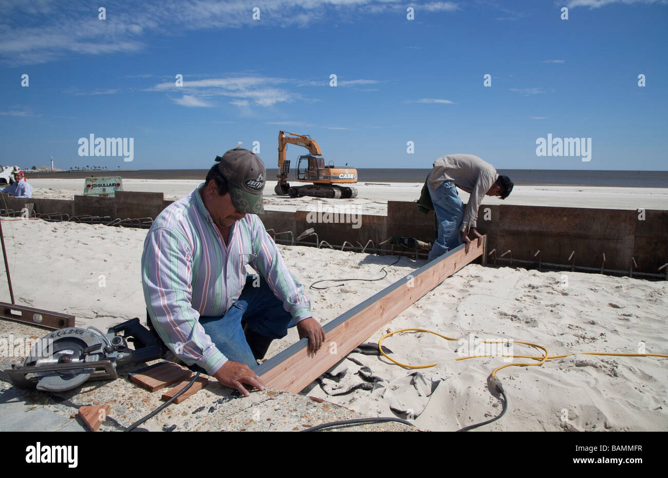 Arbeiter Wiederaufbau Boardwalk durch Hurrikan Katrina zerstört Stockfoto