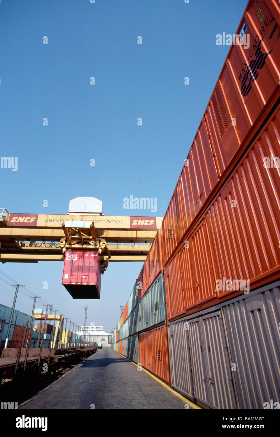Containerisierte Fracht hob mit einem Kran in Paris Frankreich industrielle Hof Stockfoto