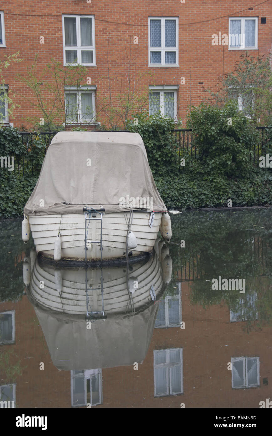 Eine ärztliche-Boot hinuntertreiben Lee Flussschifffahrt in Hackney, London Stockfoto