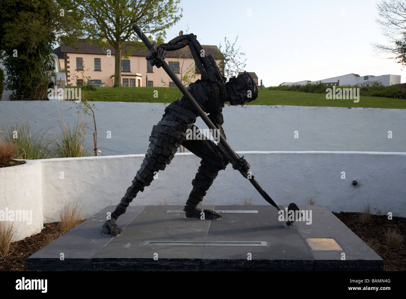 die Turfman Skulptur Bronze Statue zum Gedenken an einen Charakter in einem Seamus Heaney Gedicht des schottischen Künstlers David Annand Bellaghy Stockfoto