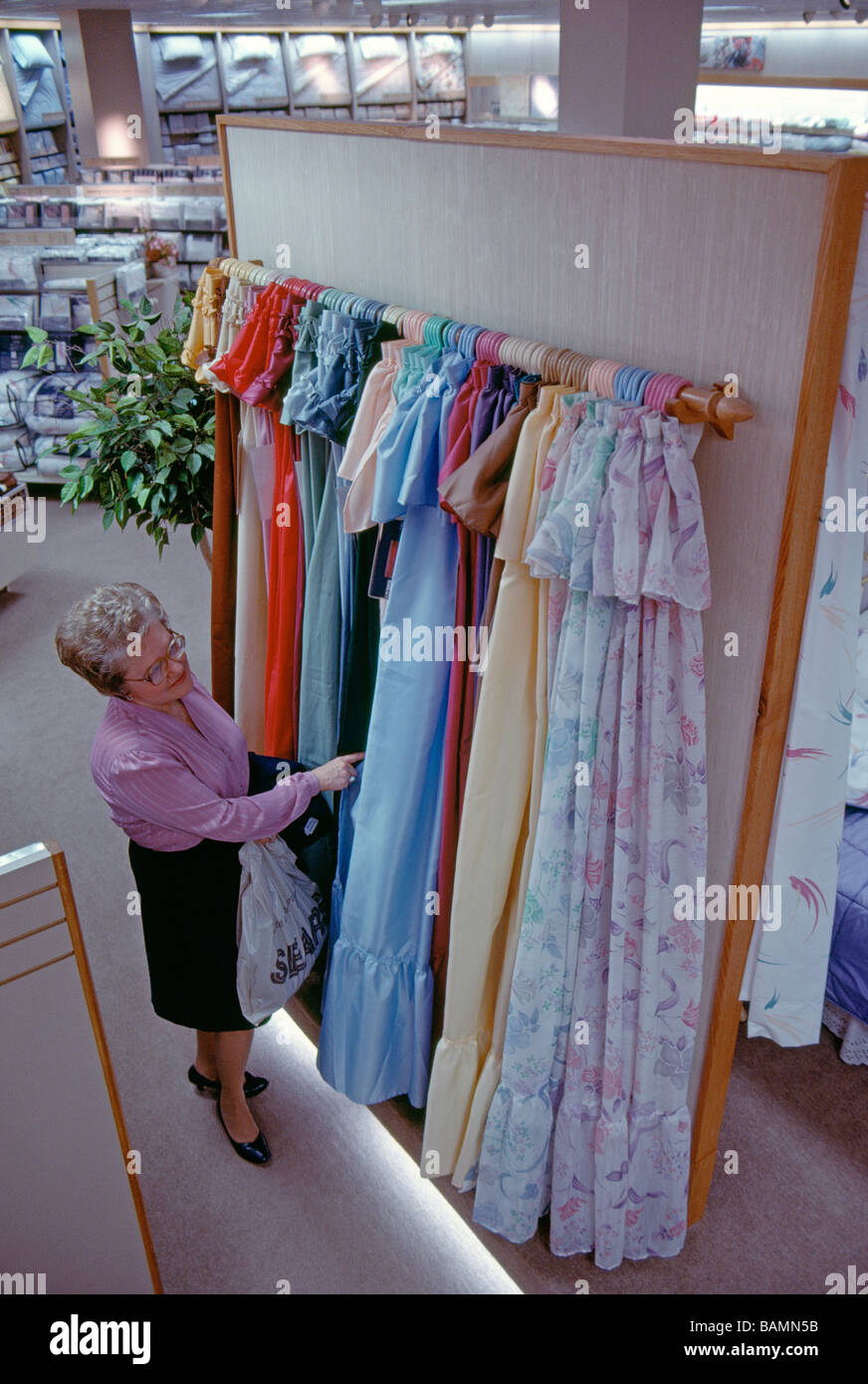 Frau shopping für Vorhangstoffe im Ladengeschäft Sears Stockfoto