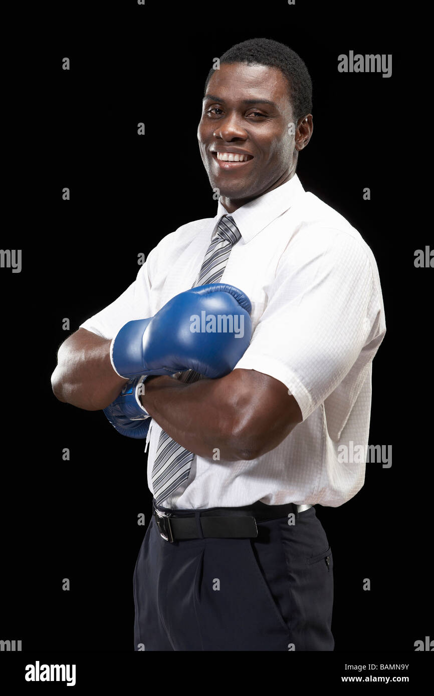 Geschäftsmann, tragen Boxhandschuhe und Gelenkarme Stockfoto
