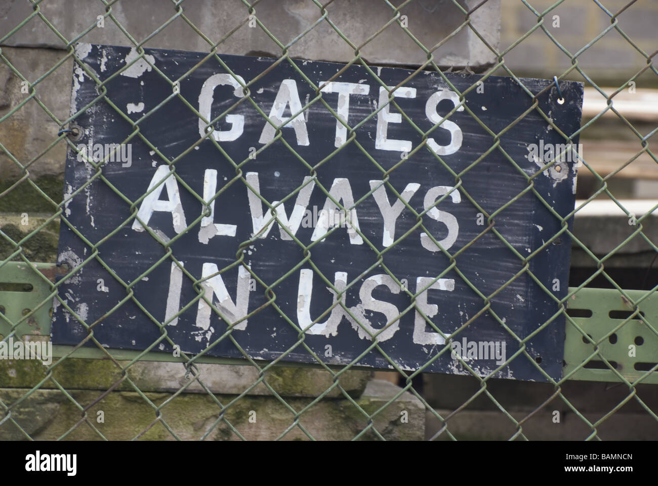 Ein Zeichen besagt Tore immer im Einsatz in einem Hof mit Betonblock in Hackney Wick London Stockfoto