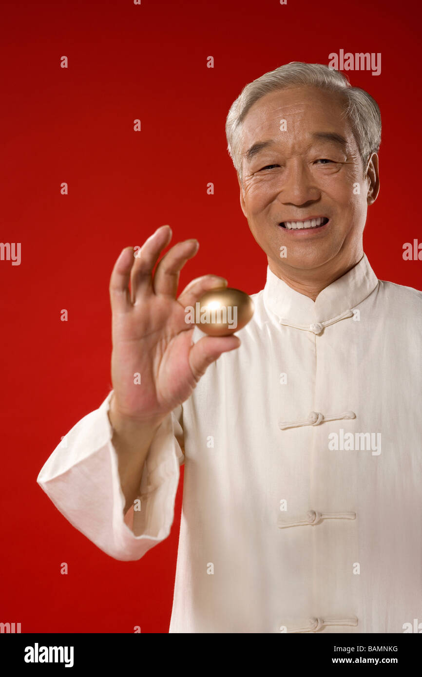 Älterer Mann Angeberei goldenes Ei Stockfoto