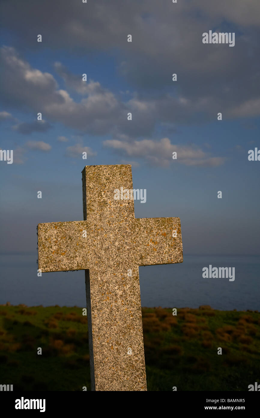 Kreuz Grabstein mit Blick auf die Ufer des Lough Neagh im County Tyrone Nordirland Vereinigtes Königreich Stockfoto