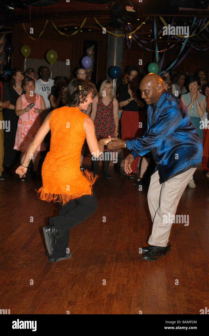 Frankie Manning auf seinem neunzigsten Geburtstag Tanz Lindy Hop mit einem von 90 Damen, Mai 2004 (26. Mai 1914 - 27. April 2009) Stockfoto