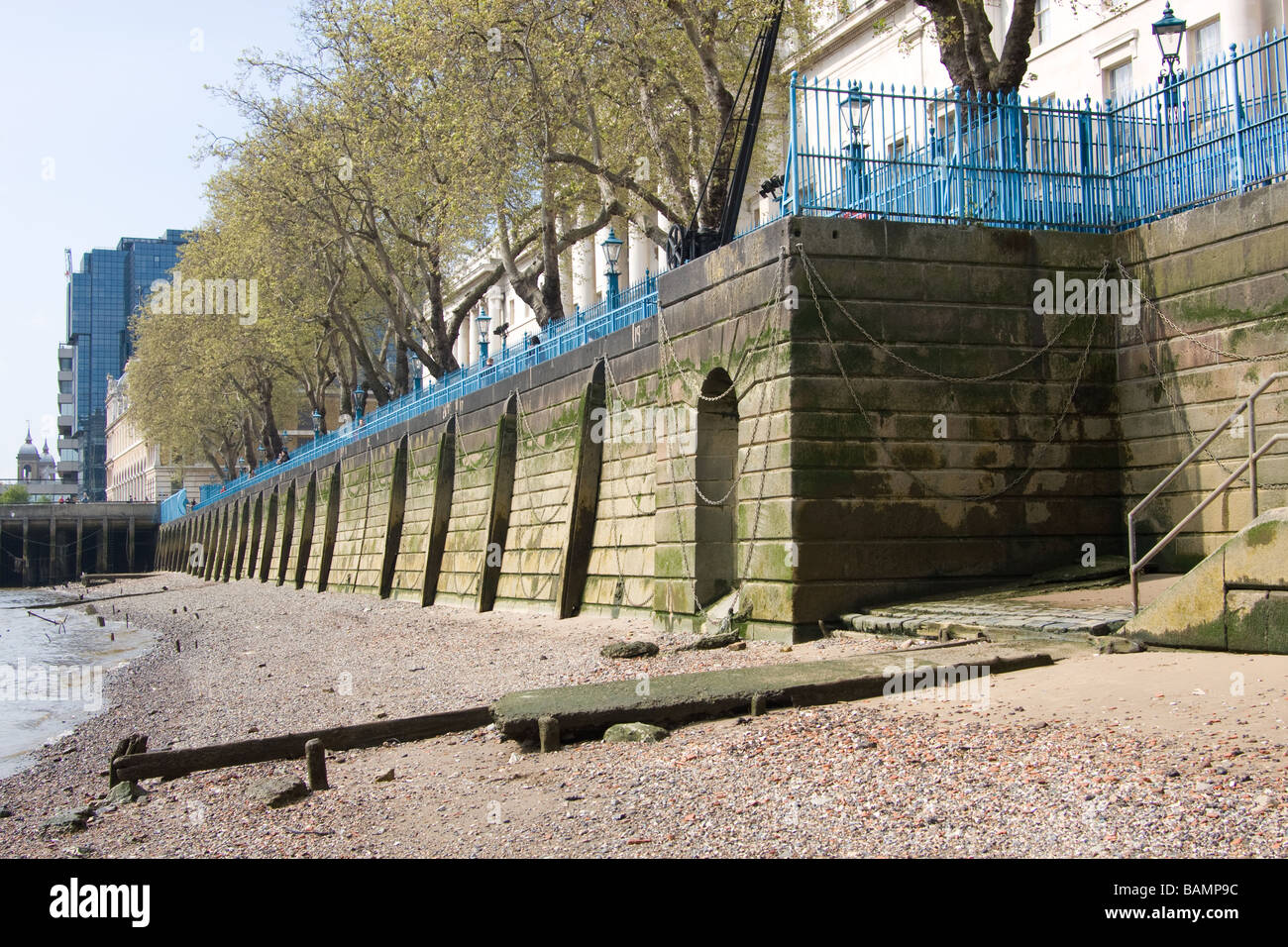 Zollhaus Flussbett Liegeplätze Bürogebäude Themse Weg Nord Bank Fluss Themse London England uk Europa Stockfoto