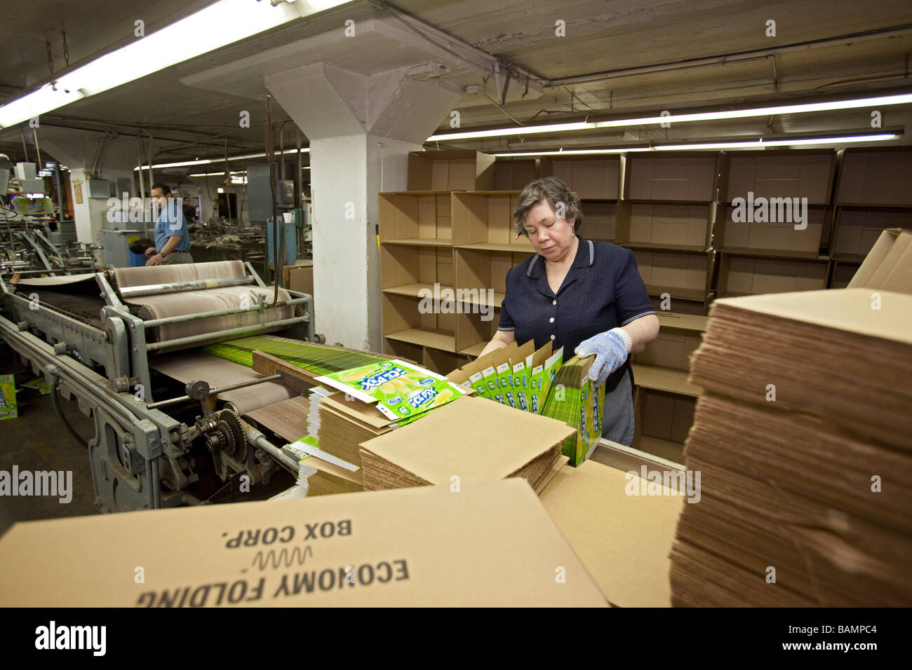 Arbeiter machen Boxen für Retail-Produkte Stockfoto