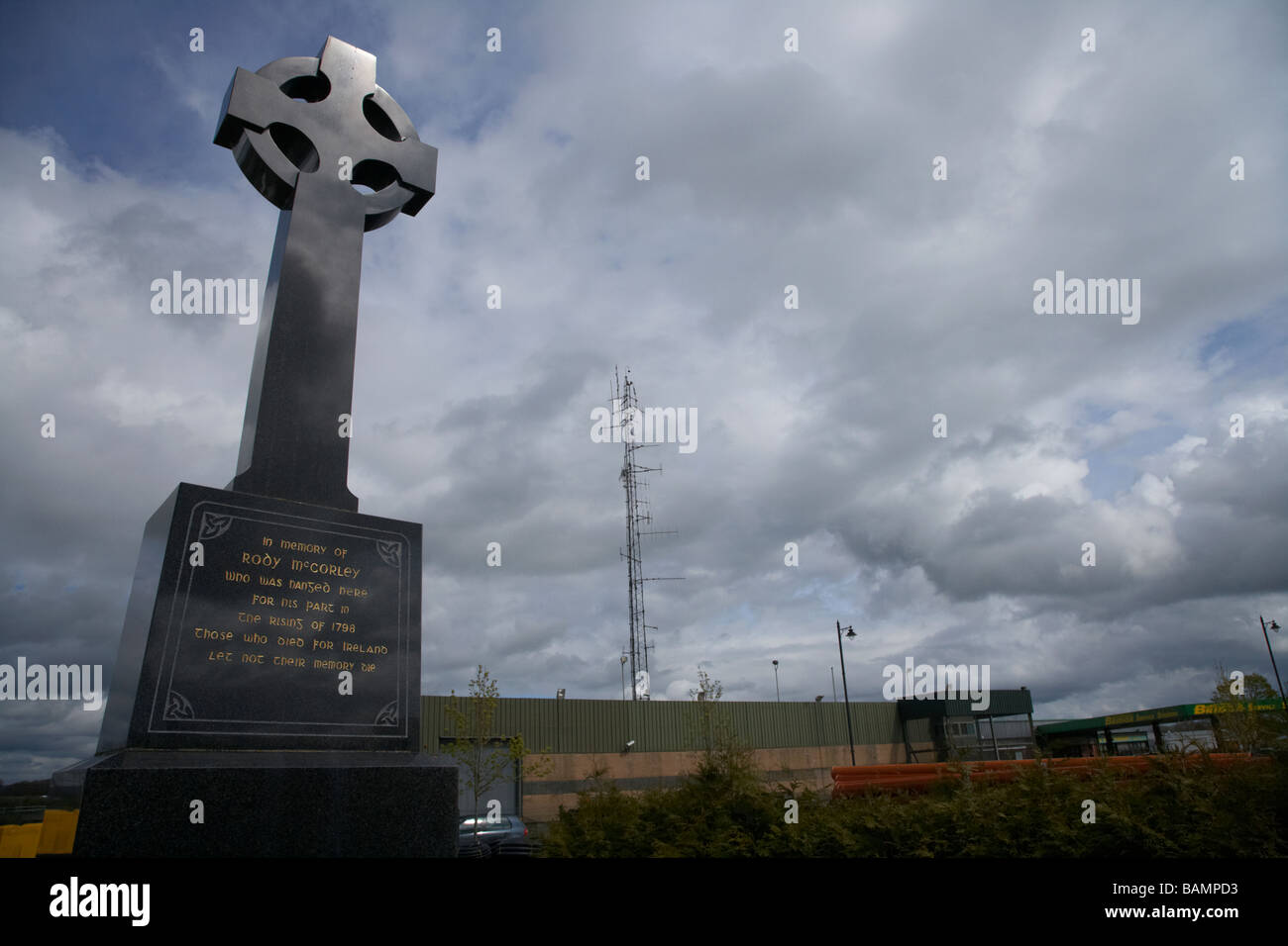 Roddy McCorley Denkmal Keltisches Kreuz vor dem PSNI RUC-Bahnhof im Dorf Toome County Antrim-Nordirland Stockfoto