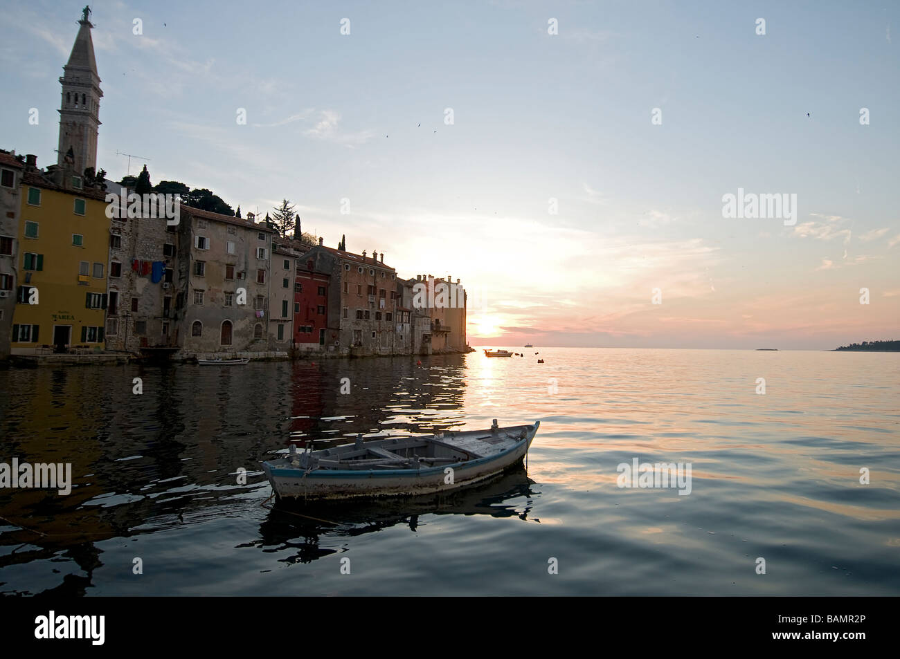 Blick auf die Stadt Rovinj bei Sonnenuntergang Stockfoto