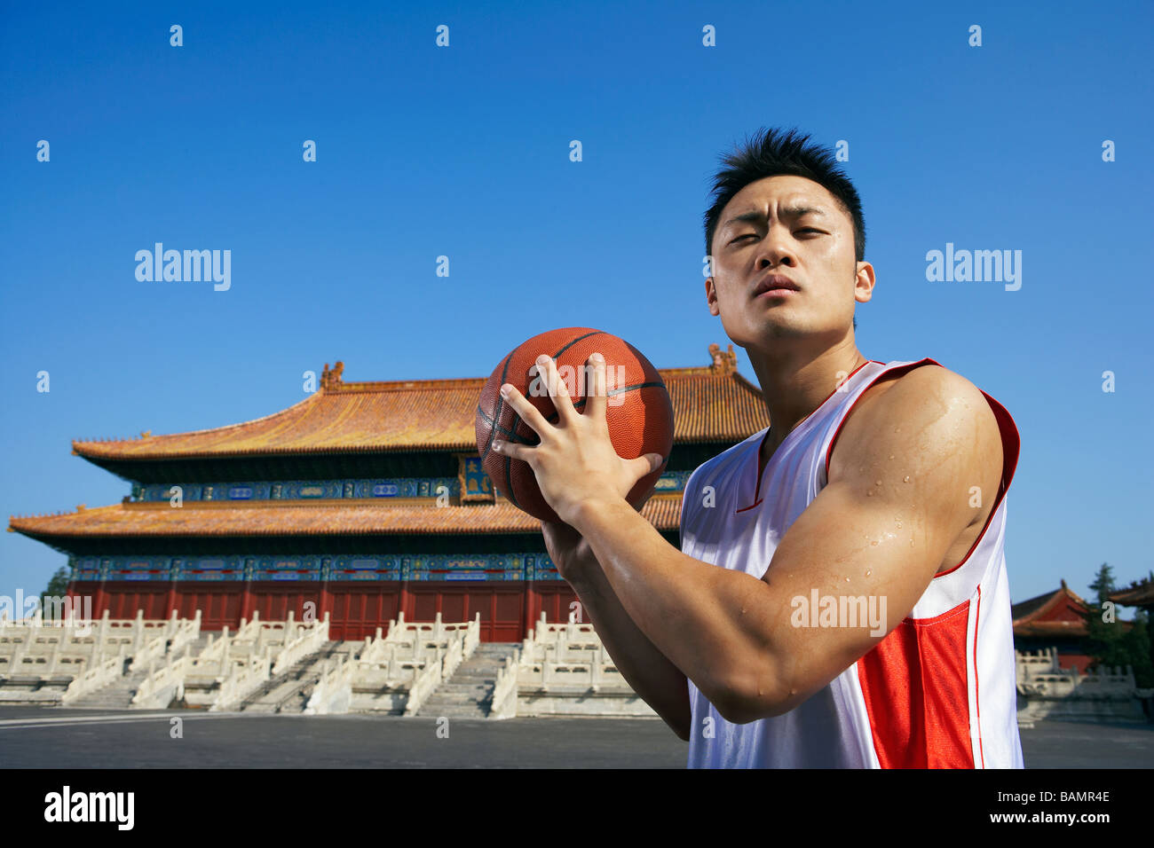 Porträt des jungen Basketball-Spieler vor Tempel Stockfoto