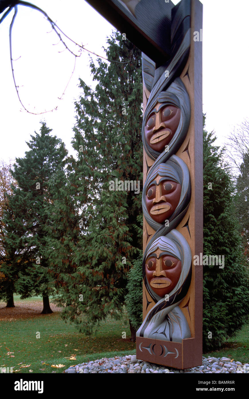 Geschnitzte Küsten-Salish Totem Gateway im Herbst am Brockton Point im Stanley Park in Vancouver British Columbia Kanada Stockfoto