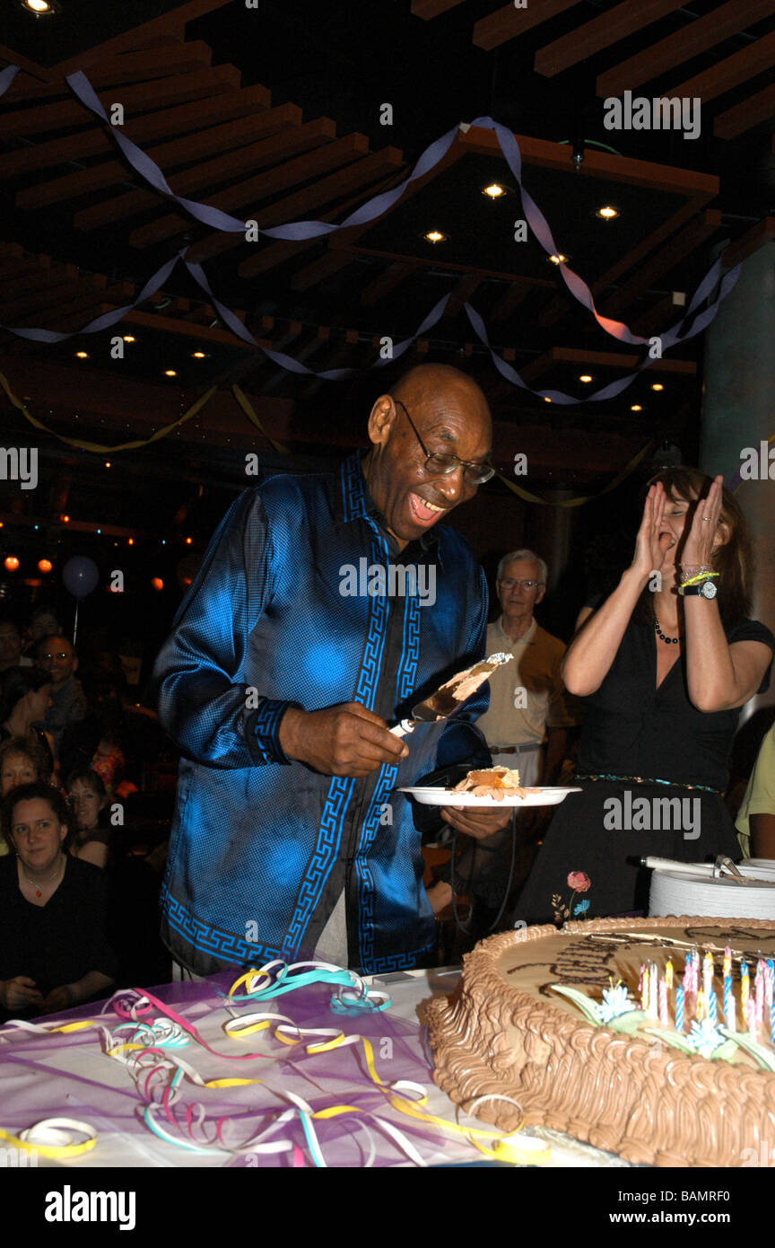 Frankie Manning schnitt seine Geburtstagstorte auf seinem 90. Geburtstag, auf dem Schiff segeln in der Karibik, 26. Mai 2004 Stockfoto